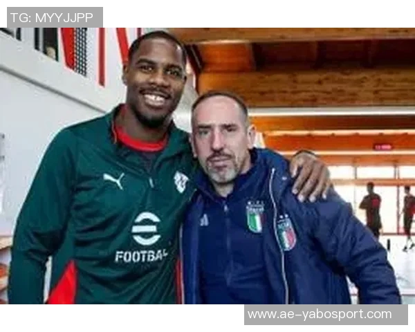 里贝里重返米兰训练基地与球迷互动官方社交媒体热情欢迎他回归