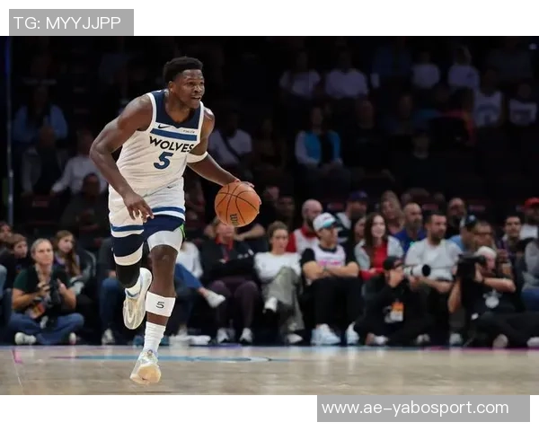 爱德华兹表现稳定半场12投6中贡献16分1篮板2助攻正负值5